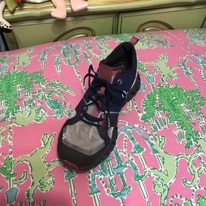 SINGLE Shoe On Cloud X Shift in Ink/Cherry size 7.5